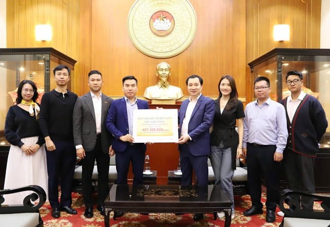 លោក វូ វ៉ាន់ ទៀន បានទទួលអំណោយចំនួន ៤៥៧,៥ លានដុងពីសមាគមក្រដាស និងសរសៃឈើវៀតណាម។ (រូបថត៖ កាសែតក្វាង)