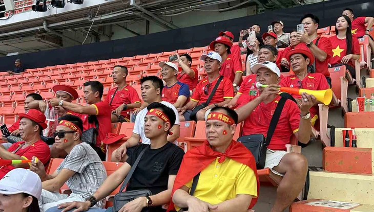 Cổ động viên Việt Nam 'khóc ròng' tìm vé trận chung kết U22 Việt Nam - Thái Lan - Ảnh 1.
