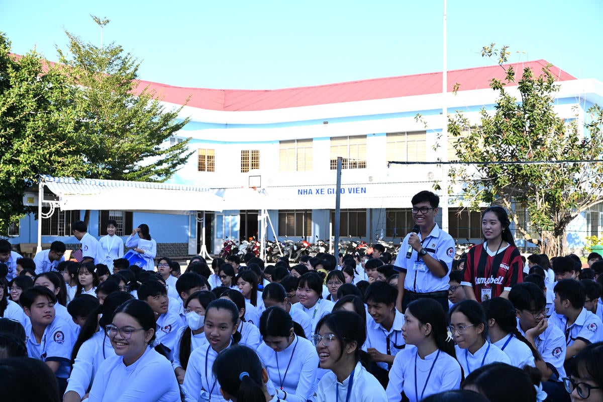 Mengintegrasikan kandungan tentang pendidikan kebahagiaan, kemahiran hidup dan kemahiran pengurusan emosi ke dalam aktiviti profesional, aktiviti bilik darjah dan aktiviti pendidikan kokurikulum. Foto: Nguyen Du