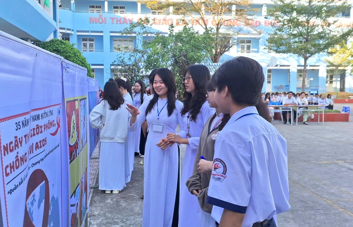 Menganjurkan kelas kokurikulum dan pengalaman kreatif yang dikaitkan dengan kemahiran hidup dan nilai untuk pelajar. Foto: Nguyen Du