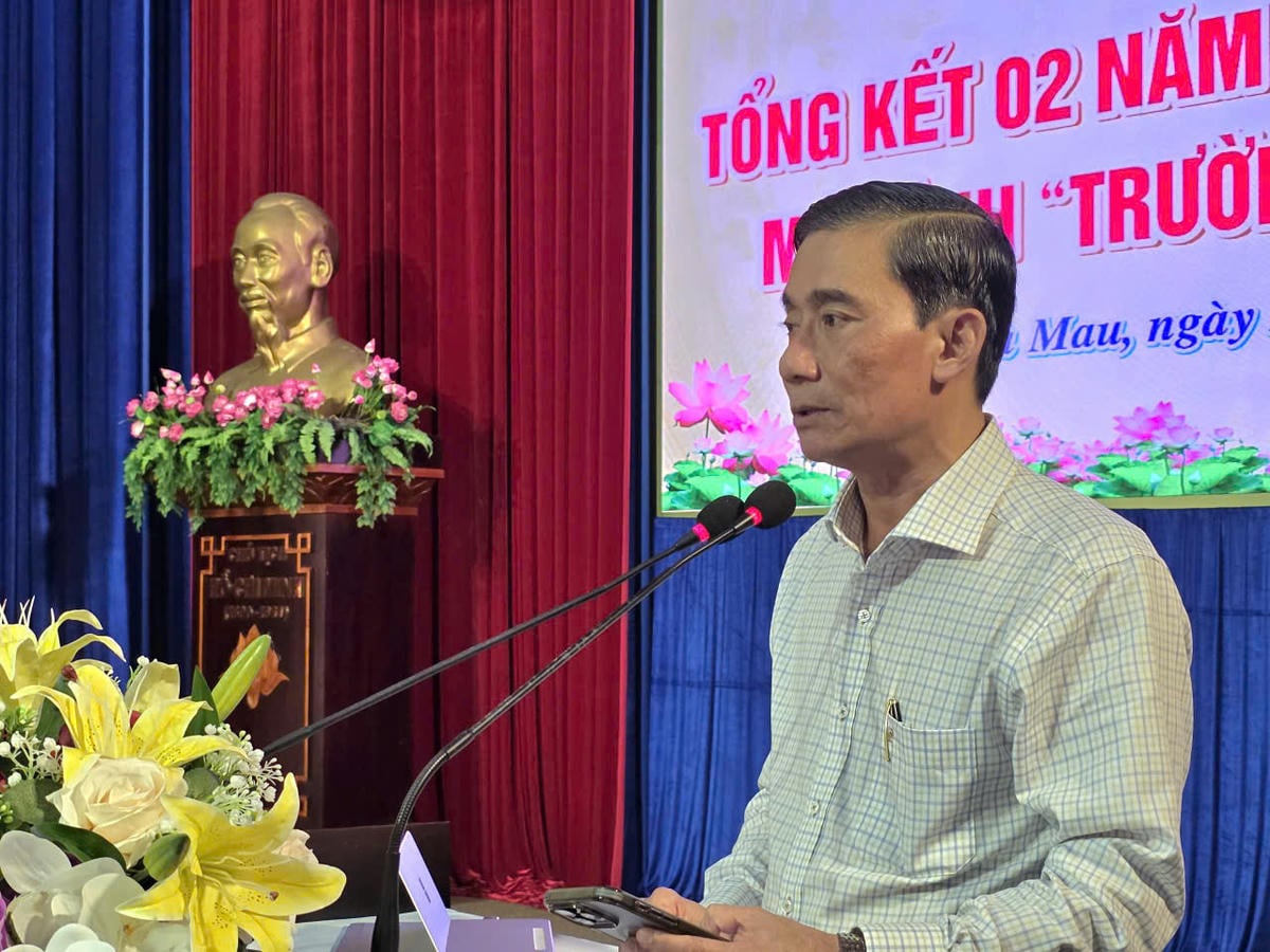 Dr. Le Hoang Du, Timbalan Pengarah Jabatan Pendidikan dan Latihan wilayah Ca Mau, berucap di persidangan tersebut. Foto: Nguyen Du