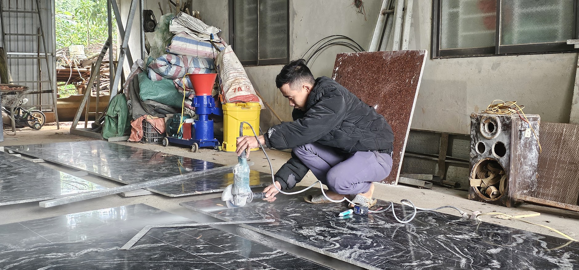 Pan Tran Dang Hung z wioski Lan Dinh w gminie Gio Linh pożyczył kapitał na otwarcie warsztatu obróbki granitu, co zapewnia mu stały dochód – zdjęcie: T.T.
