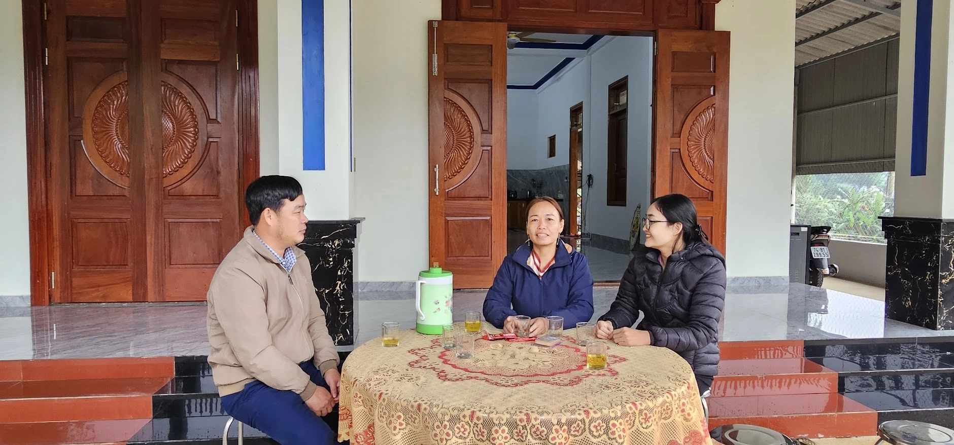 Nguyen Toan (po lewej), sołtys wioski Lan Dinh w gminie Gio Linh, uważnie monitoruje sytuację, aby zebrać informacje i zachęcić mieszkańców wioski do rozwijania gospodarki - Zdjęcie: T.T