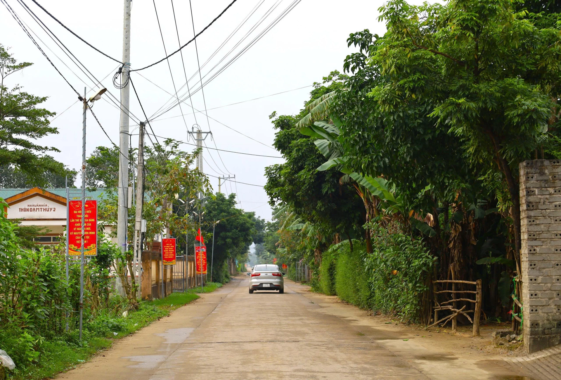 ເສັ້ນທາງຊົນນະບົດທີ່ສະອາດ ແລະ ສວຍງາມຢູ່ຕາແສງຕວຽນຝູ໋ - ຮູບພາບ: T.L
