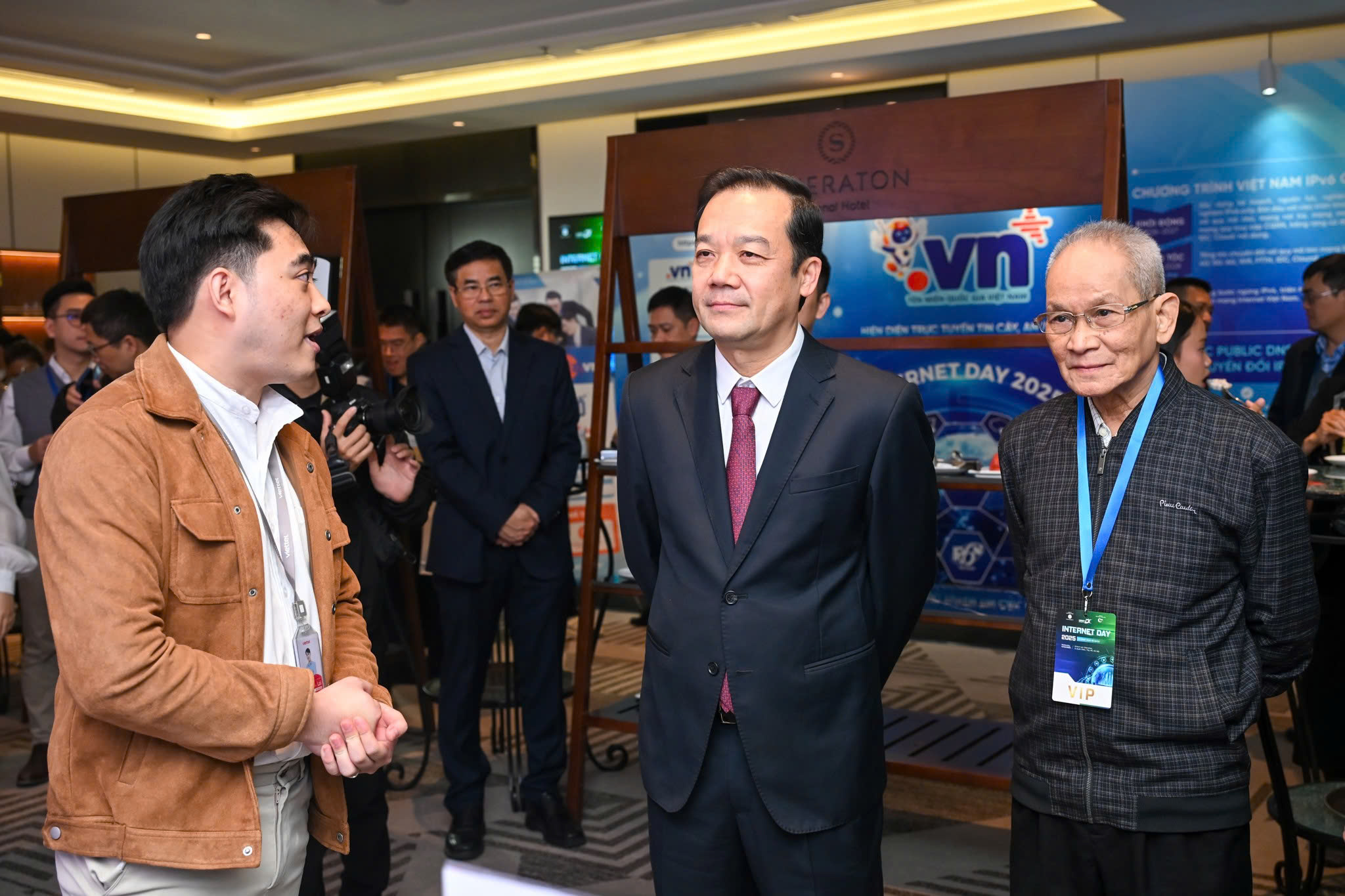 Internet Day 2025: “Không gian số tin cậy” trong kỷ nguyên AI bùng nổ- Ảnh 2.