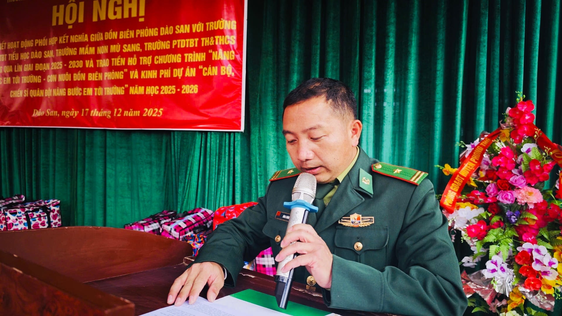 សមមិត្តវរសេនីយ៍ឯក ស៊ុង អាហ៊ុង អនុប្រធានផ្នែកនយោបាយនៃប៉ុស្តិ៍ការពារព្រំដែនដាវសាន បានថ្លែងសុន្ទរកថានៅក្នុងសន្និសីទ។