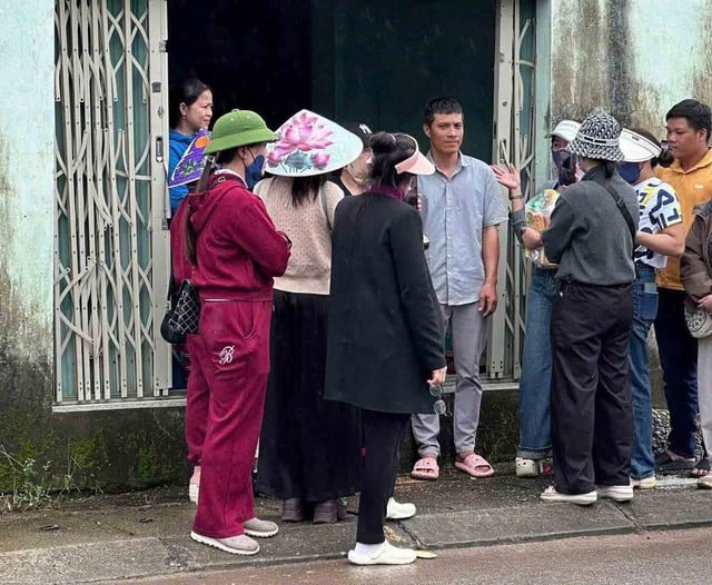 Interaktion mit denjenigen, die während der verheerenden Überschwemmungen ihr Leben riskierten, um Menschen zu retten - Foto 3.