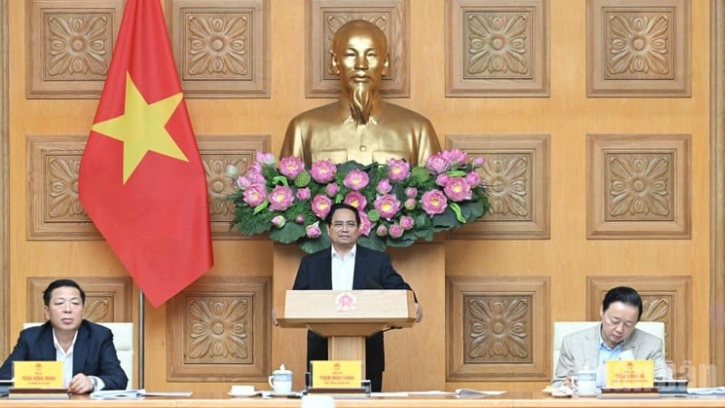 Pham Minh Chinh miniszterelnök elnököl az Állami Irányító Bizottság 22. ülésén, amely a legfontosabb közlekedési projekteket és munkálatokat tárgyalja. (Fotó: TRAN HAI)