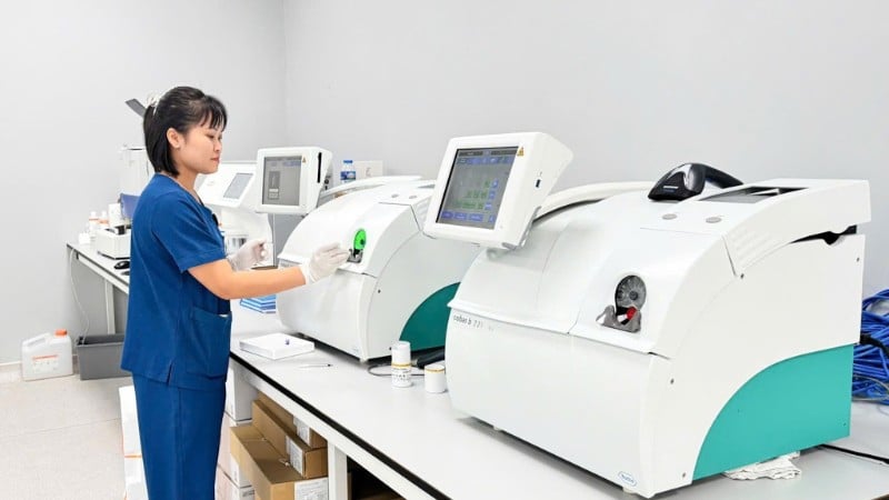 ឧបករណ៍វេជ្ជសាស្ត្រទំនើបៗជាច្រើនត្រូវបានដំឡើងនៅមន្ទីរពេទ្យ Bach Mai ទីពីរ ដែលត្រៀមរួចជាស្រេចដើម្បីបម្រើតម្រូវការពិនិត្យ និងព្យាបាលសុខភាពរបស់ប្រជាជន។ (រូបថត៖ THE ANH)