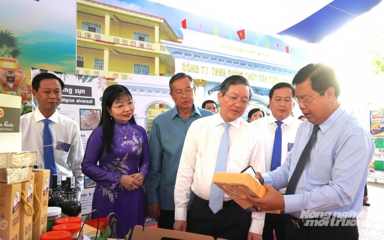 Předseda ústředního výboru Vietnamské asociace farmářů Luong Quoc Doan a tajemník provinčního stranického výboru An Giang Nguyen Tien Hai spolu s dalšími delegáty navštívili stánky s typickými zemědělskými produkty pěstovanými farmáři z An Giangu. Foto: Trung Chanh. Chủ tịch Trung ương Hội Nông dân Việt Nam Lương Quốc Đoàn và Bí thư Tỉnh ủy An Giang Nguyễn Tiến Hải cùng các đại biểu tham quan gian hàng trưng bày các sản phẩm nông nghiệp tiêu biểu do nông dân An Giang sản xuất. Ảnh: Trung Chánh.