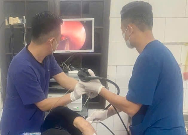 Suýt thủng thực quản vì viên thuốc - Ảnh 1.