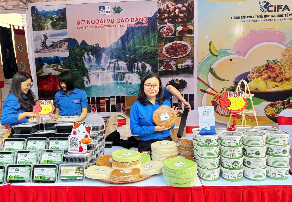 ผลิตภัณฑ์ OCOP จากตำบลดงเคจัดแสดงอยู่ที่ศูนย์นิทรรศการนานาชาติ