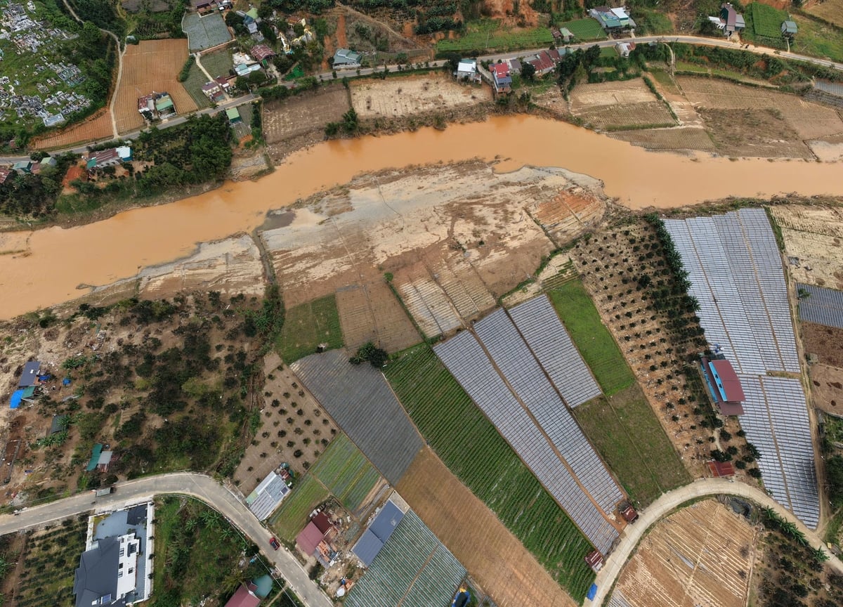 Voda v potoku je stále kalná bahnem a břehy stále nesou stopy velké povodně. Vedle něj však začínají rašit nově vysazené zeleninové zahrady. Foto: Pham Hoai.