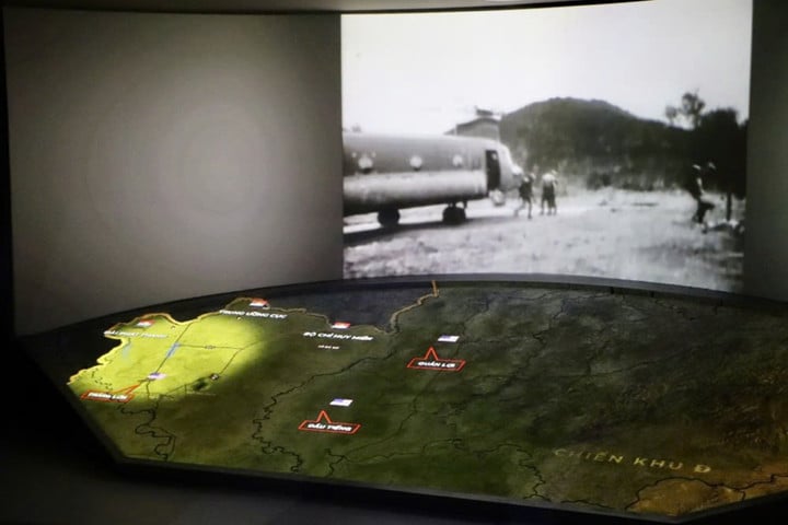 Visitors experience 3D mapping technology at the Central Committee Headquarters of the Southern Region historical site.