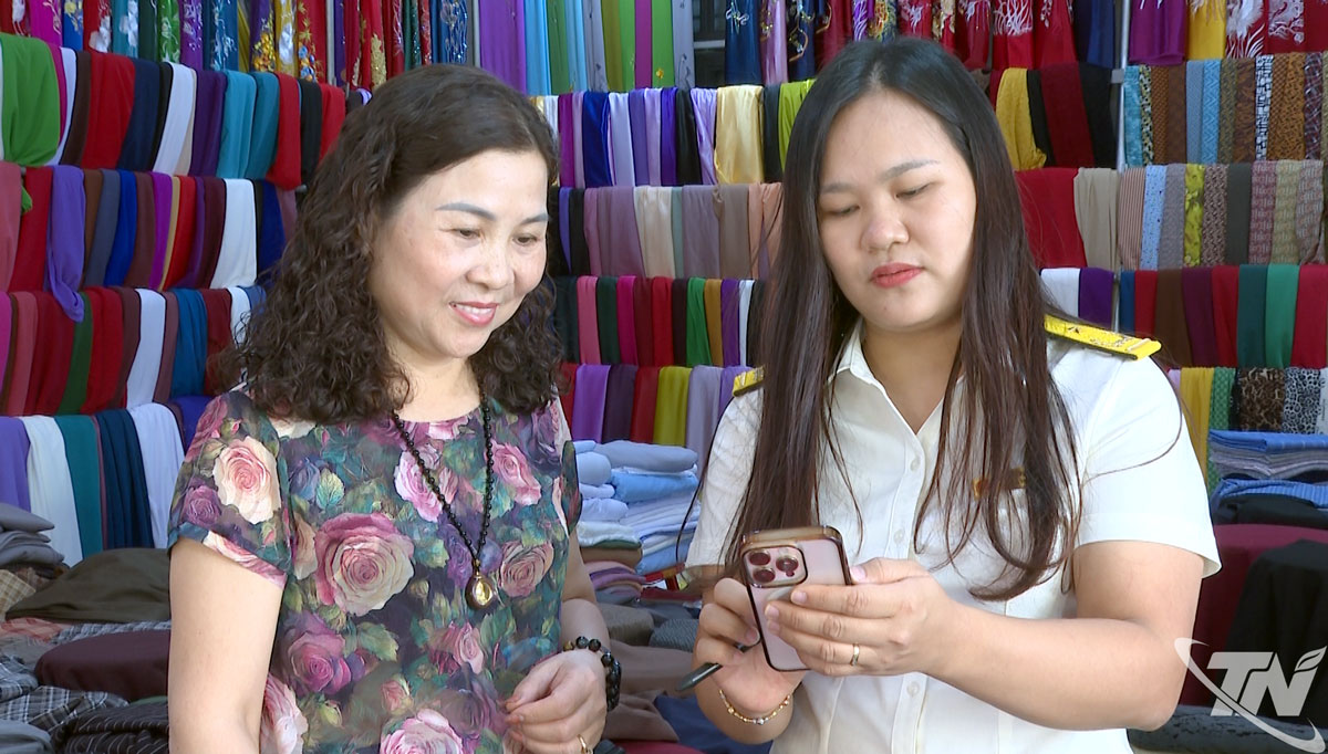 មន្ត្រីពន្ធដារណែនាំប្រជាពលរដ្ឋអំពីការប្រើប្រាស់កម្មវិធីឌីជីថល ដែលរួមចំណែកដល់ភាពងាយស្រួលកាន់តែច្រើនសម្រាប់អ្នកជាប់ពន្ធ។