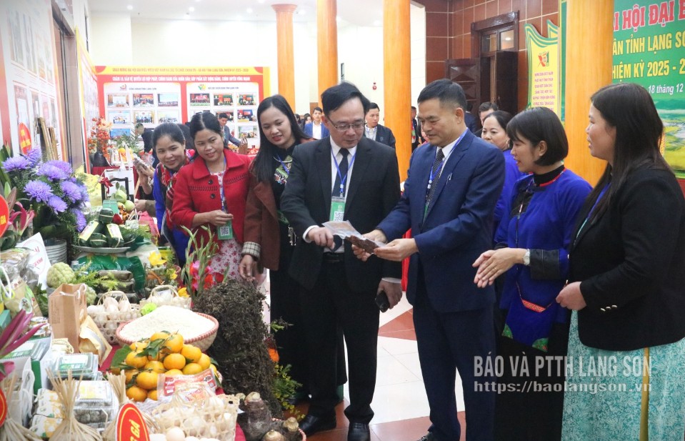 Leaders of the Provincial Farmers' Association and delegates visited the booths displaying agricultural products from association members and farmers in the province.