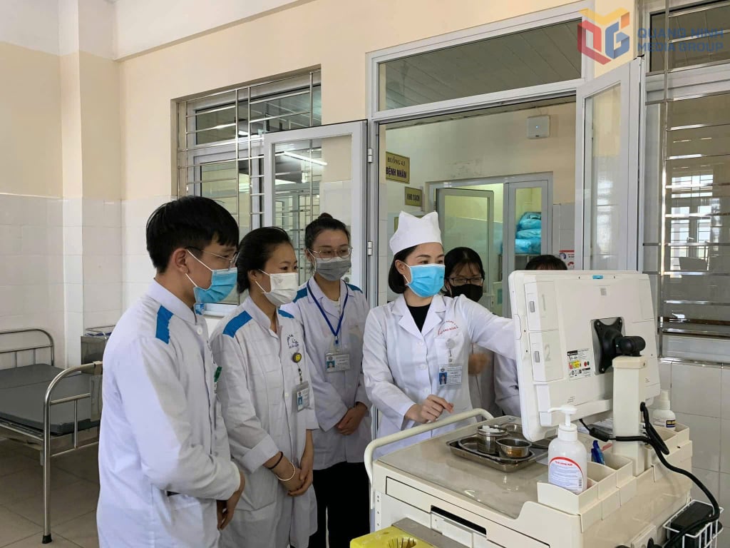 និស្សិតថែទាំមកពីមហាវិទ្យាល័យវេជ្ជសាស្ត្រក្វាងនិញកំពុងធ្វើកម្មសិក្សានៅនាយកដ្ឋានសើស្បែកនៃមន្ទីរពេទ្យទូទៅខេត្ត។ រូបថត៖ ឡានអាញ។