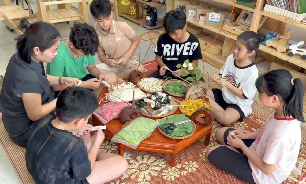 ផ្ទះរបស់លោកគ្រូ ក្វៀន គឺដូចជាថ្នាក់រៀនសិល្បៈមួយ ដែលទាក់ទាញកុមារជាច្រើនឱ្យរៀនពីរបៀបធ្វើសិប្បកម្មទាក់ទងនឹងតែ។