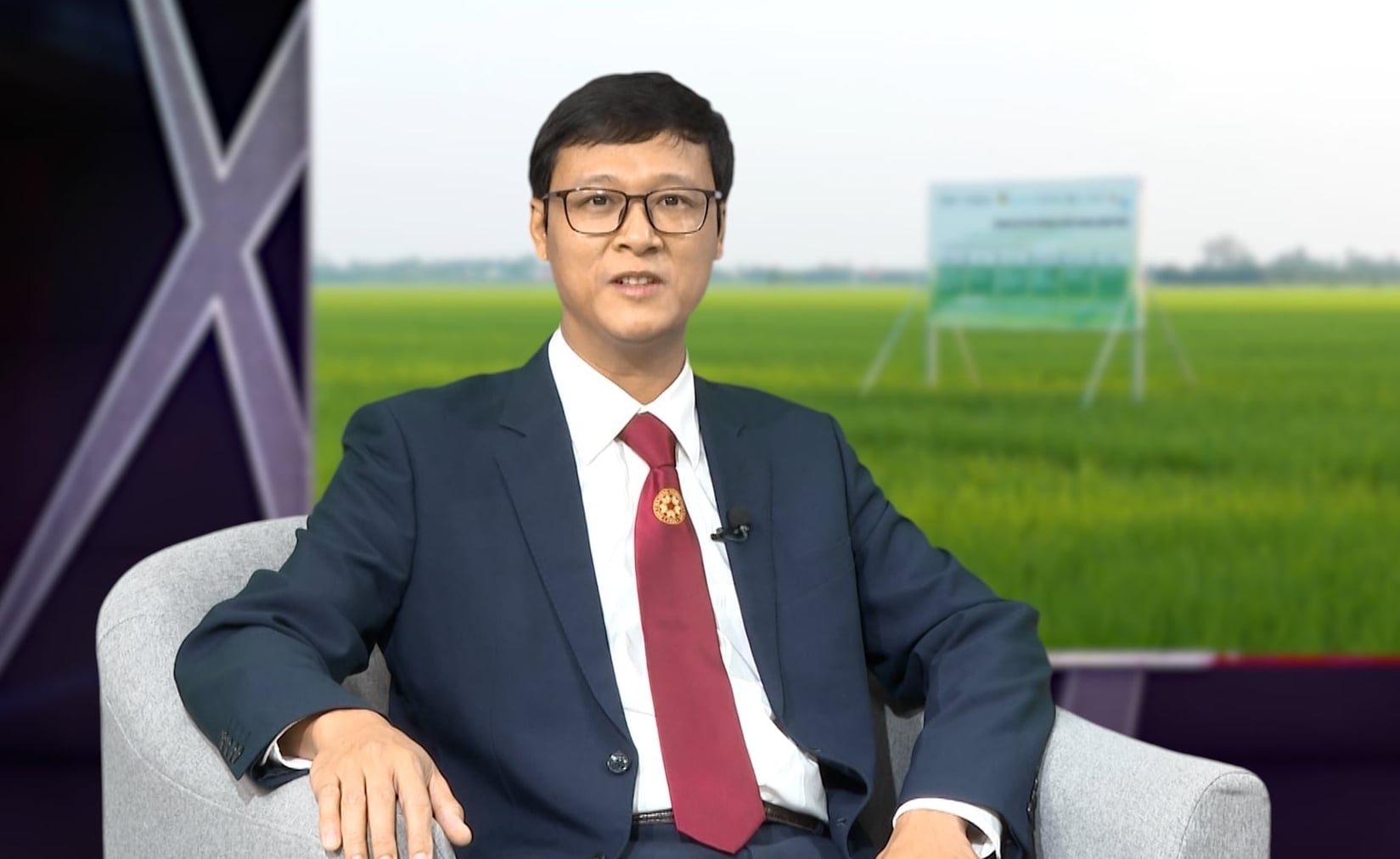 Dr. Vu Duy Hoang, Deputy Director of the Organic Agriculture Center, Faculty of Agronomy, Vietnam Academy of Agriculture, shared that for farmers to proactively switch to growing low-emission rice, it requires a combination of technology, market, and production mindset. Photo: Duy Hoc. TS. Vũ Duy Hoàng, Phó Giám đốc Trung tâm Nông nghiệp hữu cơ, Khoa Nông học, Học viện Nông nghiệp Việt Nam chia sẻ, để người nông dân chủ động chuyển sang trồng lúa phát thải thấp, phải là sự kết hợp của kỹ thuật - thị trường - và tư duy sản xuất. Ảnh: Duy Học.