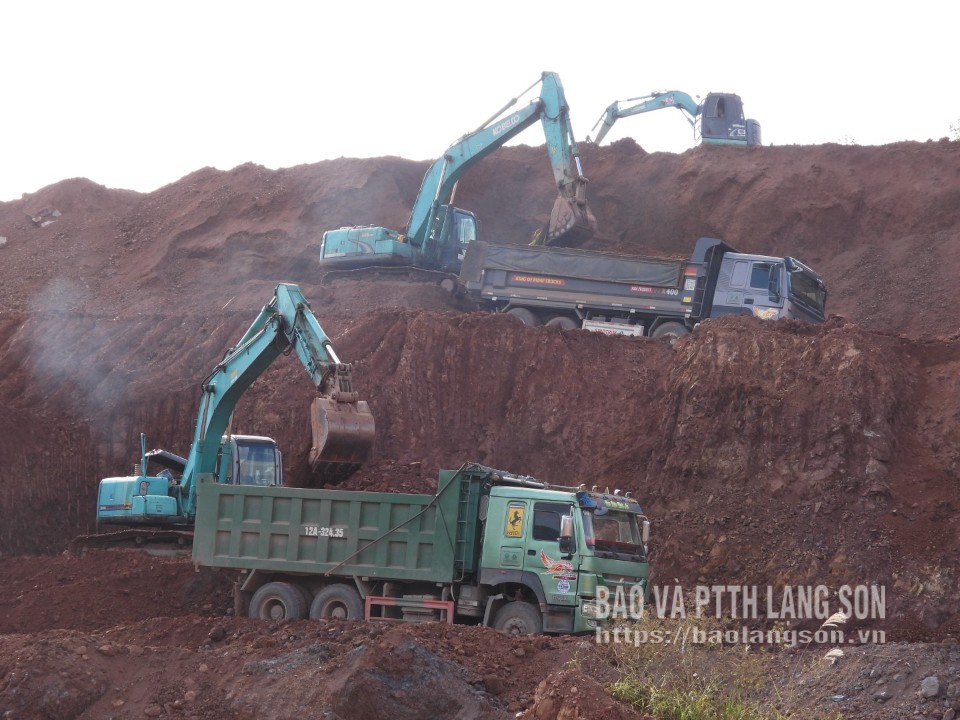 សហគ្រាសគម្រោងបានចល័តម៉ូតូដើម្បីរៀបចំផលិតកម្មនៅការដ្ឋានគម្រោង។