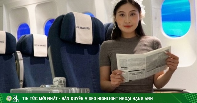 L'interno del locale è progettato come la cabina di un aereo, con tanto di sedute e finestrini caratteristici.