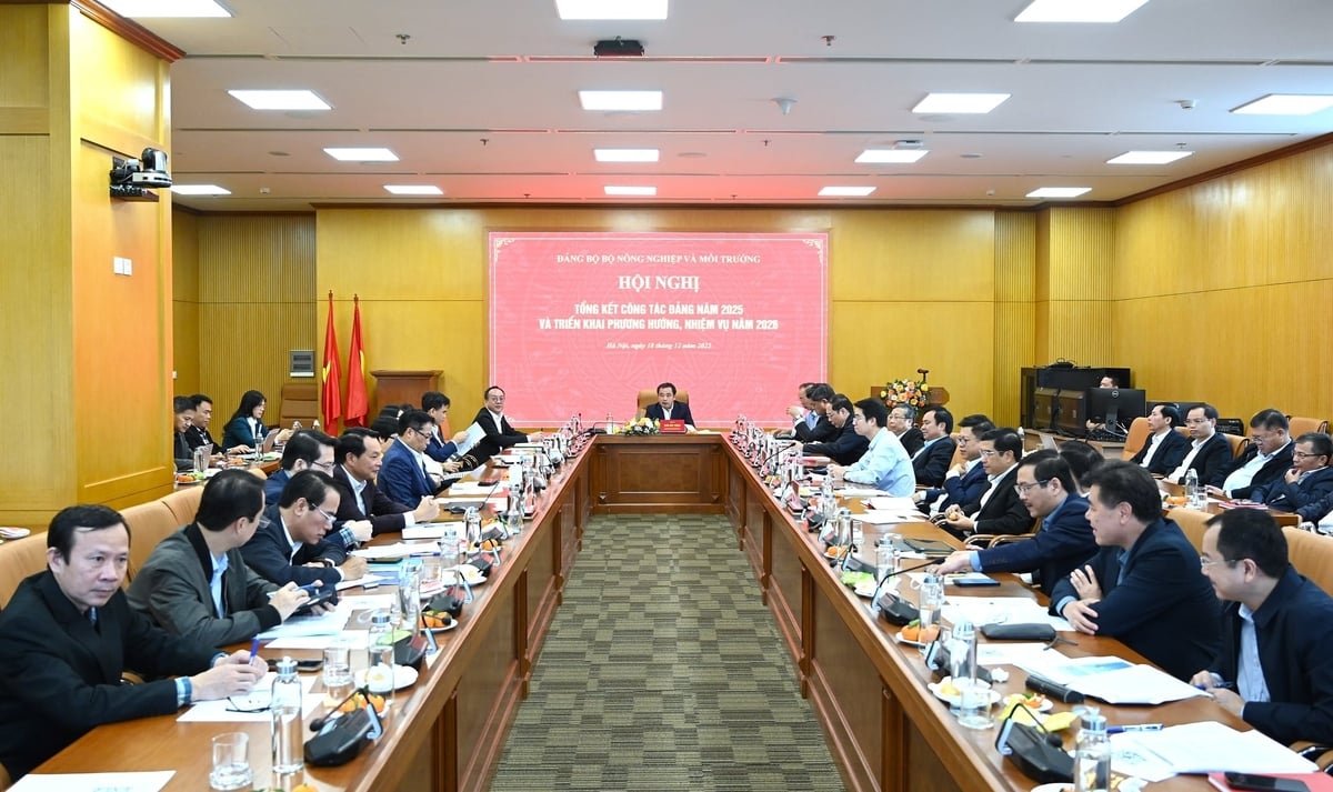Konference shrnující práci strany v roce 2025 a nastiňující směry a úkoly pro rok 2026. Foto: Kieu Chi. Hội nghị tổng kết công tác Đảng năm 2025, triển khai phương hướng, nhiệm vụ năm 2026. Ảnh: Kiều Chi.