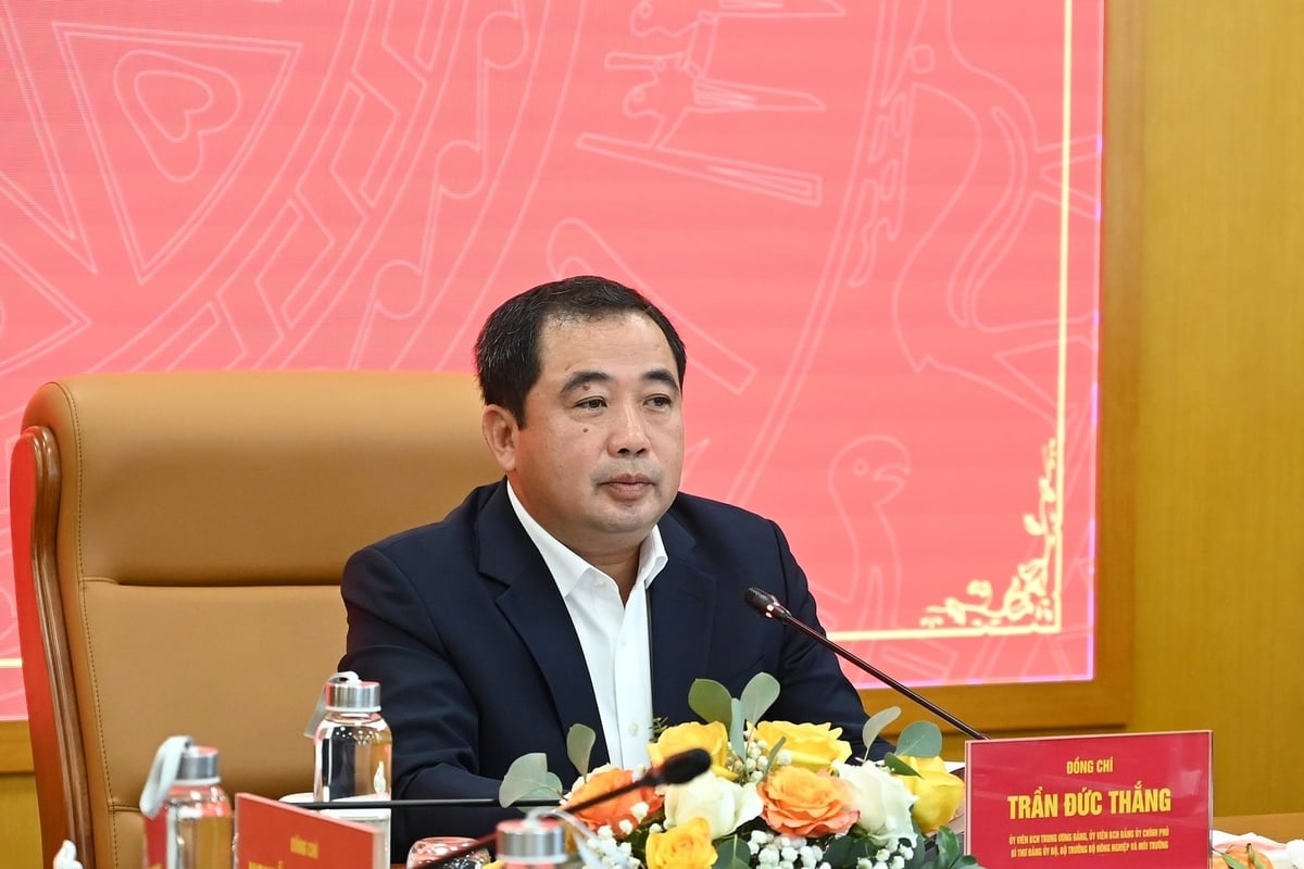 Soudruh Tran Duc Thang, tajemník stranického výboru a ministr zemědělství a životního prostředí, pronesl na konferenci projev. Foto: Kieu Chi. Đồng chí Trần Đức Thắng, Bí thư Đảng ủy, Bộ trưởng Bộ Nông nghiệp và Môi trường phát biểu tại Hội nghị. Ảnh: Kiều Chi.
