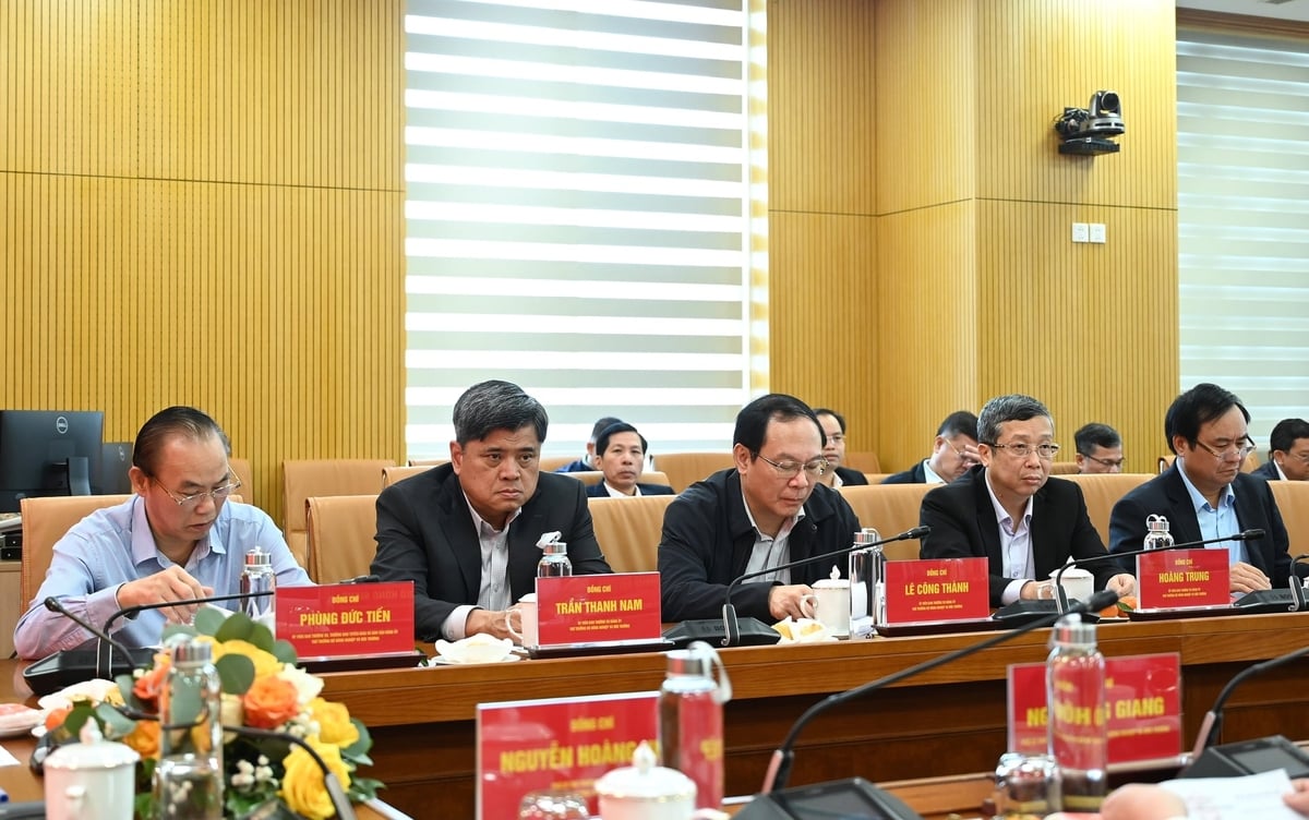Delegáti účastnící se konference, která shrnovala práci strany v roce 2025 a nastínila směry a úkoly pro rok 2026. Foto: Kieu Chi. Các đại biểu tham dự tại Hội nghị tổng kết công tác Đảng năm 2025, triển khai phương hướng, nhiệm vụ năm 2026. Ảnh: Kiều Chi.