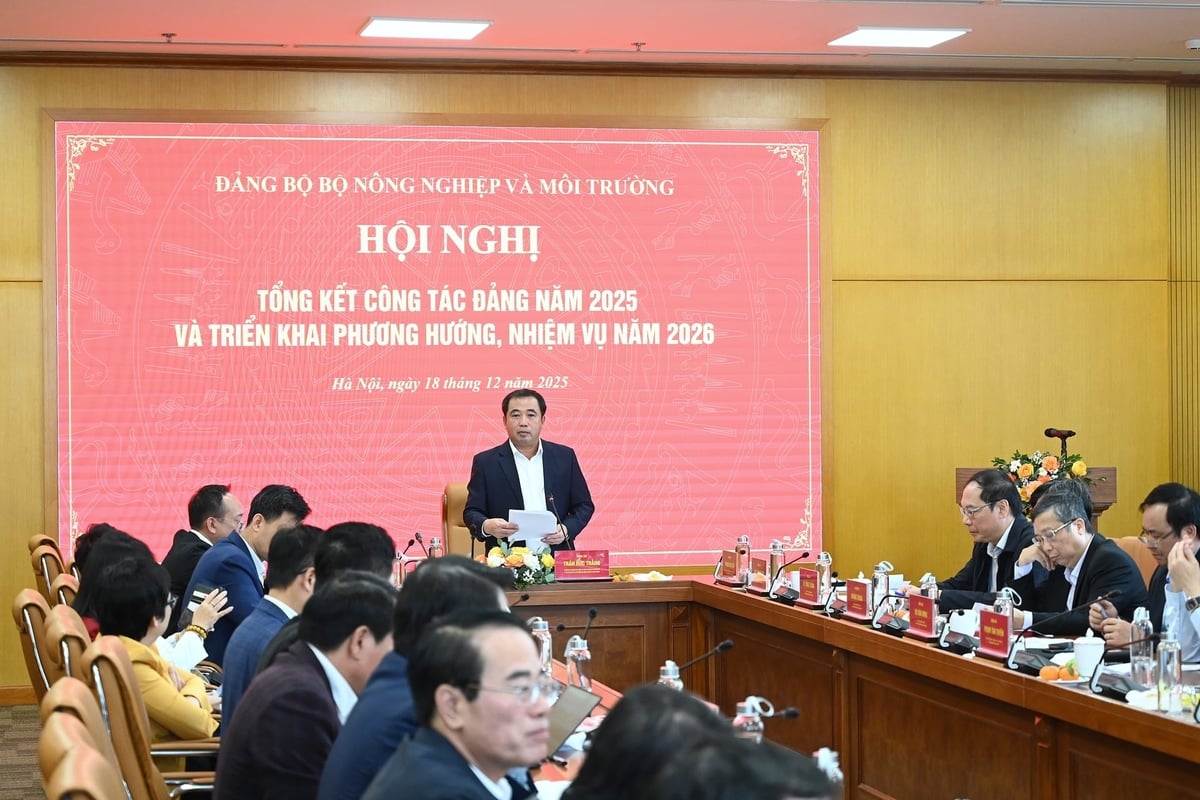 Ministr Tran Duc Thang potvrdil, že duch jednoty je základem pro to, aby celý stranický výbor vstoupil do nového volebního období s novým duchem, novým impulsem a důvěrou v nová vítězství. Foto: Kieu Chi. Bộ trưởng Trần Đức Thắng khẳng định tinh thần đoàn kết là nền tảng để toàn Đảng bộ bước vào nhiệm kỳ mới với tinh thần mới, khí thế mới và niềm tin vào thắng lợi mới. Ảnh: Kiều Chi.