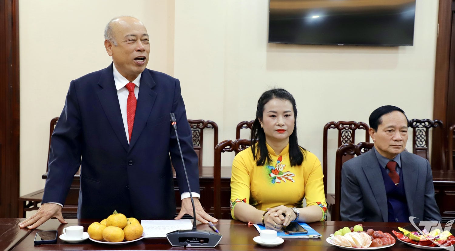 លោក ង្វៀន វ៉ាន់ថយ សមាជិកគណៈប្រធានគណៈកម្មាធិការកណ្តាលនៃគណៈកម្មាធិការសាមគ្គីភាពកាតូលិកវៀតណាម និងជាប្រធានគណៈកម្មាធិការសាមគ្គីភាពកាតូលិកខេត្ត បានផ្តល់ទិដ្ឋភាពទូទៅបឋមអំពីស្ថានភាពកាតូលិកនៅខេត្តថៃង្វៀន។
