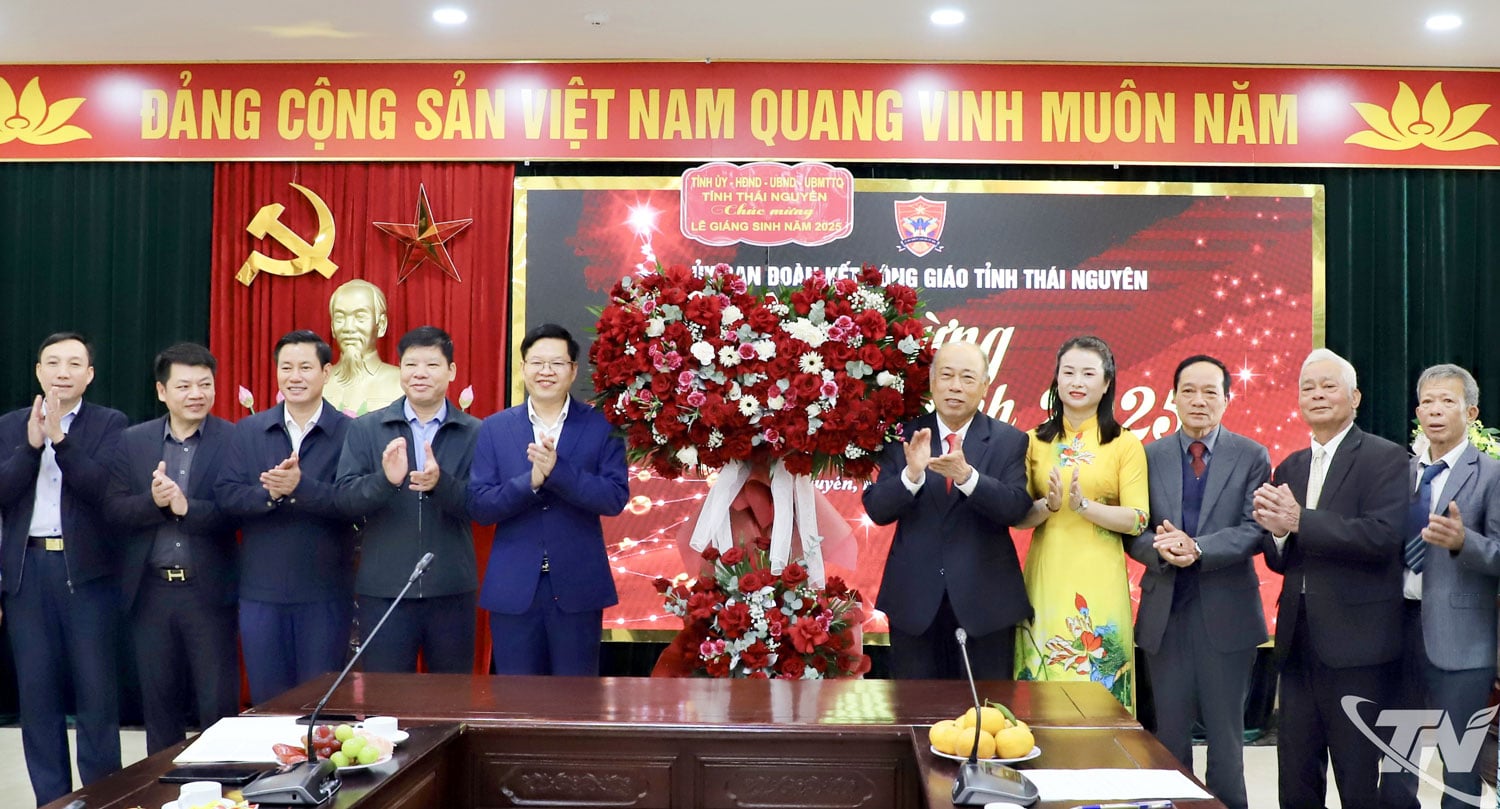 សមមិត្ត ឌិញ ក្វាង ទៀវៀន និងគណៈប្រតិភូបានអបអរសាទរ។