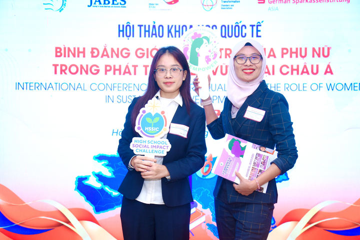 ង៉ុកលីញ (ខាងឆ្វេង) គឺជាប្រតិភូវ័យក្មេងបំផុតដែលបានចូលរួមសន្និសីទវិទ្យាសាស្ត្រអន្តរជាតិ 