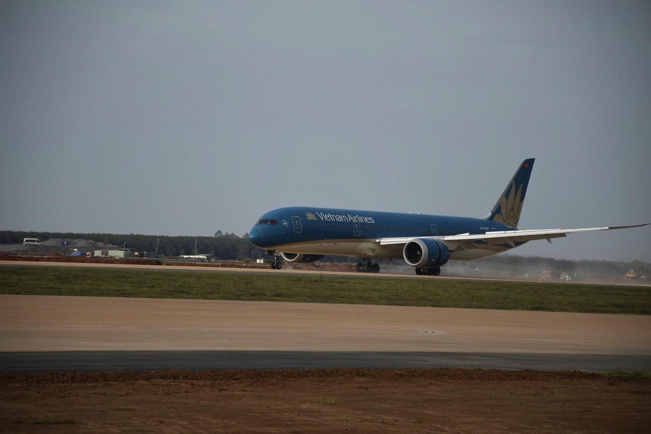 Letadlo během zkušebního letu 15. prosince pomalu přistálo na ranveji letiště Long Thanh.