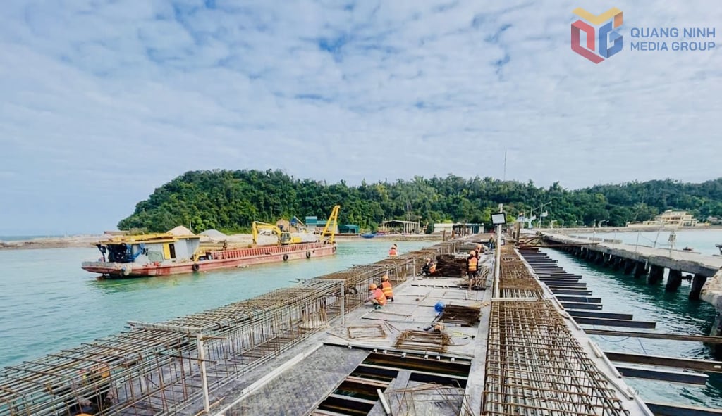 អ្នកម៉ៅការកំពុងដាក់ពង្រាយរចនាសម្ព័ន្ធដែក និងអនុវត្តការងារសាងសង់សម្រាប់គម្រោងជួសជុល និងធ្វើឱ្យប្រសើរឡើងនៃកំពង់ផែថាញ់ឡាន (តំបន់សេដ្ឋកិច្ចពិសេសកូតូ)។ រូបថត៖ ម៉ាញទ្រឿង