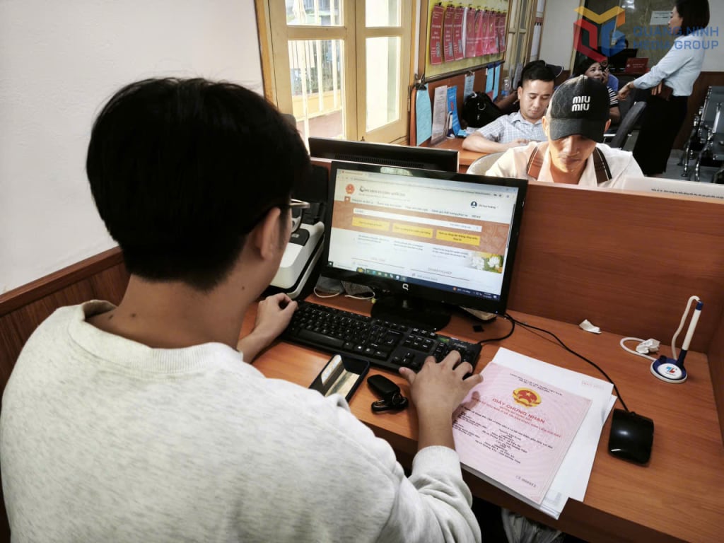 Người dân Quảng Yên sử dụng thành thạo dịch vụ công trực tuyến.