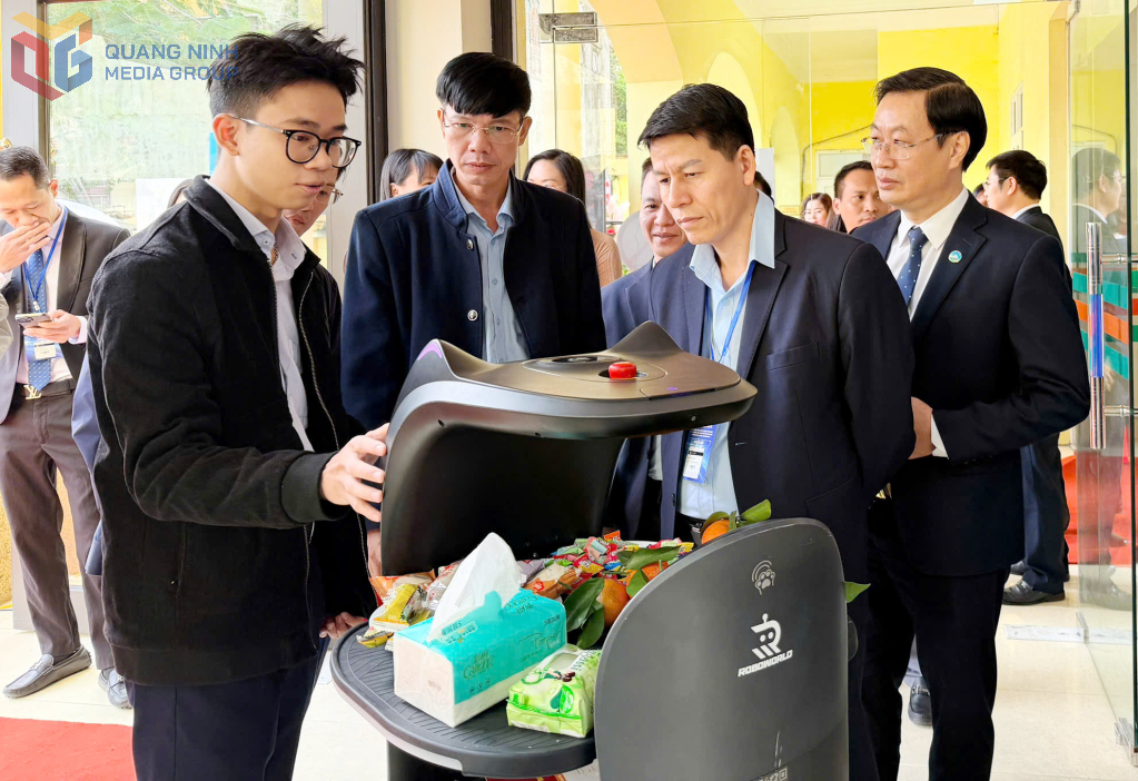 phường Mông Dương đã đưa vào sử dụng robot AI tại Trung tâm Phục vụ hành chính công. Ảnh: Cao Quỳnh