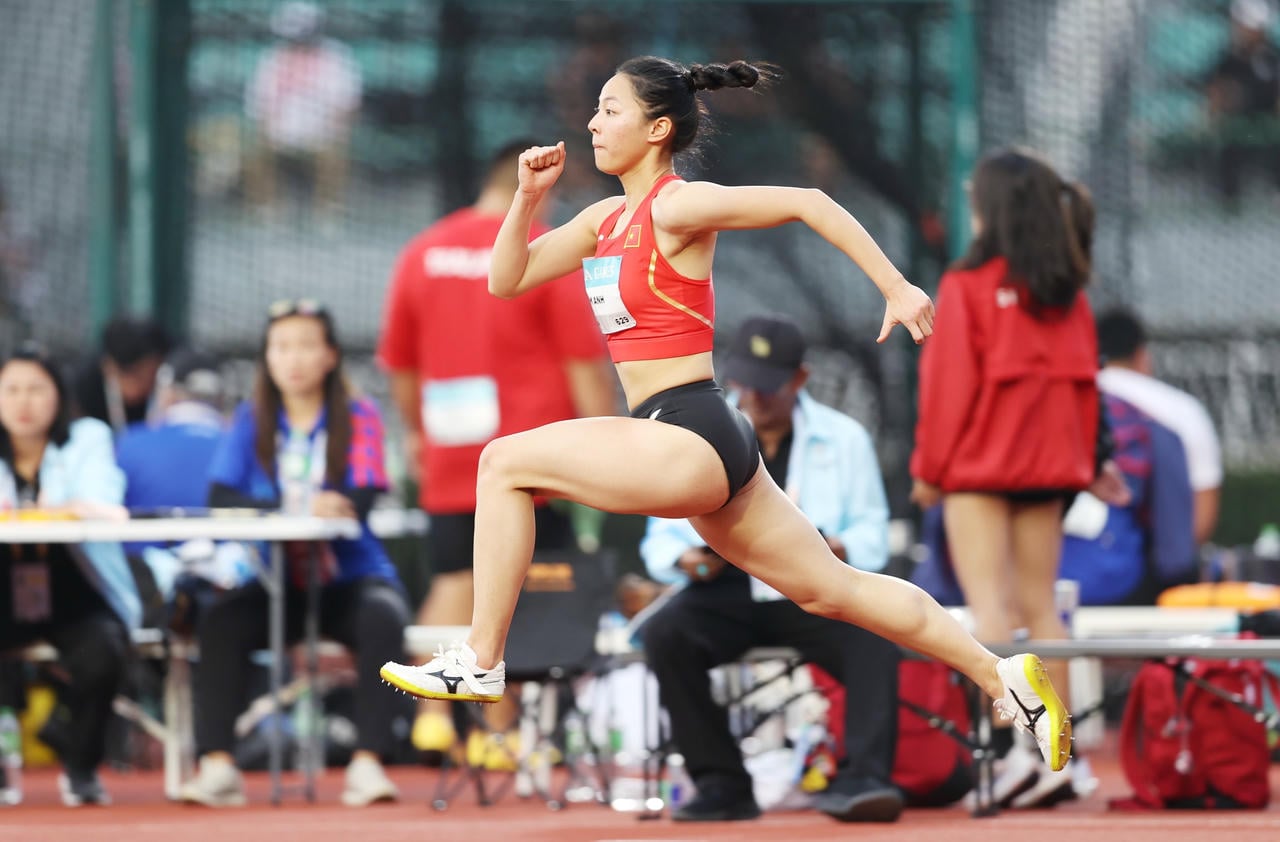 ប៊ូយ ធី គីម អាញ (អាយុ ១៩ ឆ្នាំ - មេដាយមាស លោតខ្ពស់ កម្ពស់ ១,៨៦ ម៉ែត្រ) (រូបថត៖ នាយកដ្ឋានអប់រំកាយ និងកីឡា)