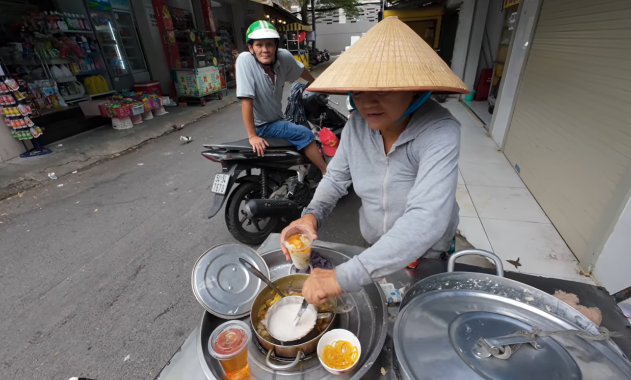 អ្នកទេសចរលោកខាងលិចកំពុងញ៉ាំតៅហ៊ូ pudding.png