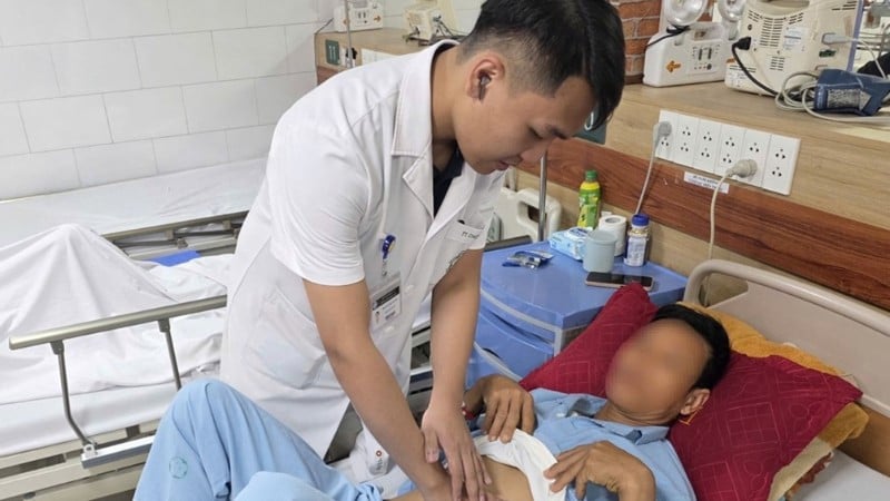 Para dokter dari Pusat Pengendalian Racun memeriksa pasien yang menderita keracunan empedu ikan mas dan menerima perawatan di Pusat tersebut.