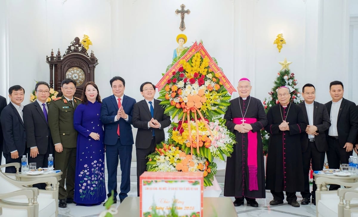 Phó Thủ tướng Chính phủ Hồ Quốc Dũng cùng Đoàn công tác của Chính phủ đến thăm, chúc mừng Giáng sinh tại Tòa Tổng Giám mục Tổng Giáo phận Huế. Ảnh: Minh Phan.