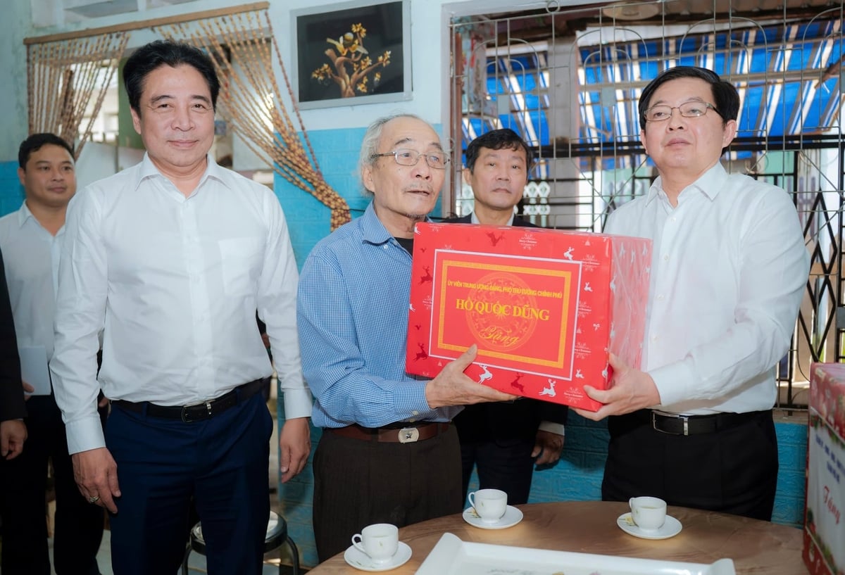 Phó Thủ tướng Hồ Quốc Dũng thăm các hộ giáo dân có hoàn cảnh khó khăn bị ảnh hưởng bởi mưa lũ trên địa bàn TP Huế. Ảnh: Minh Phan.