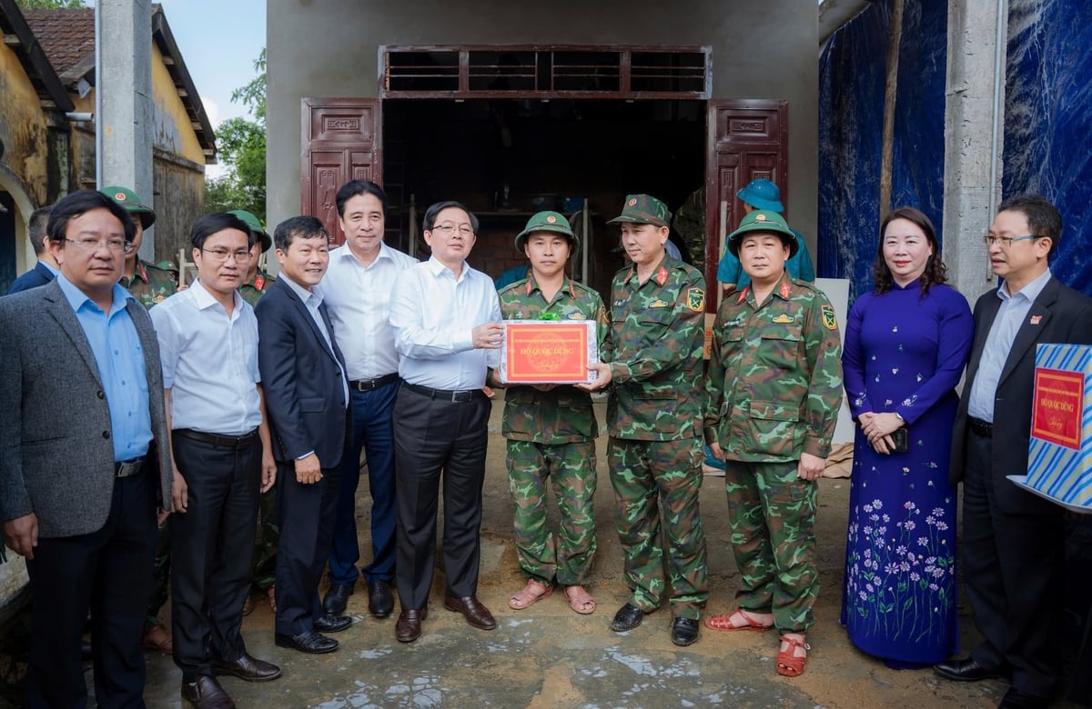 Phó Thủ tướng cùng Đoàn công tác thăm, kiểm tra tình hình xây dựng, sửa chữa nhà bị thiệt hại bởi thiên tai của 'Chiến dịch Quang Trung' tại xã Lộc An. Ảnh: Văn Dinh.