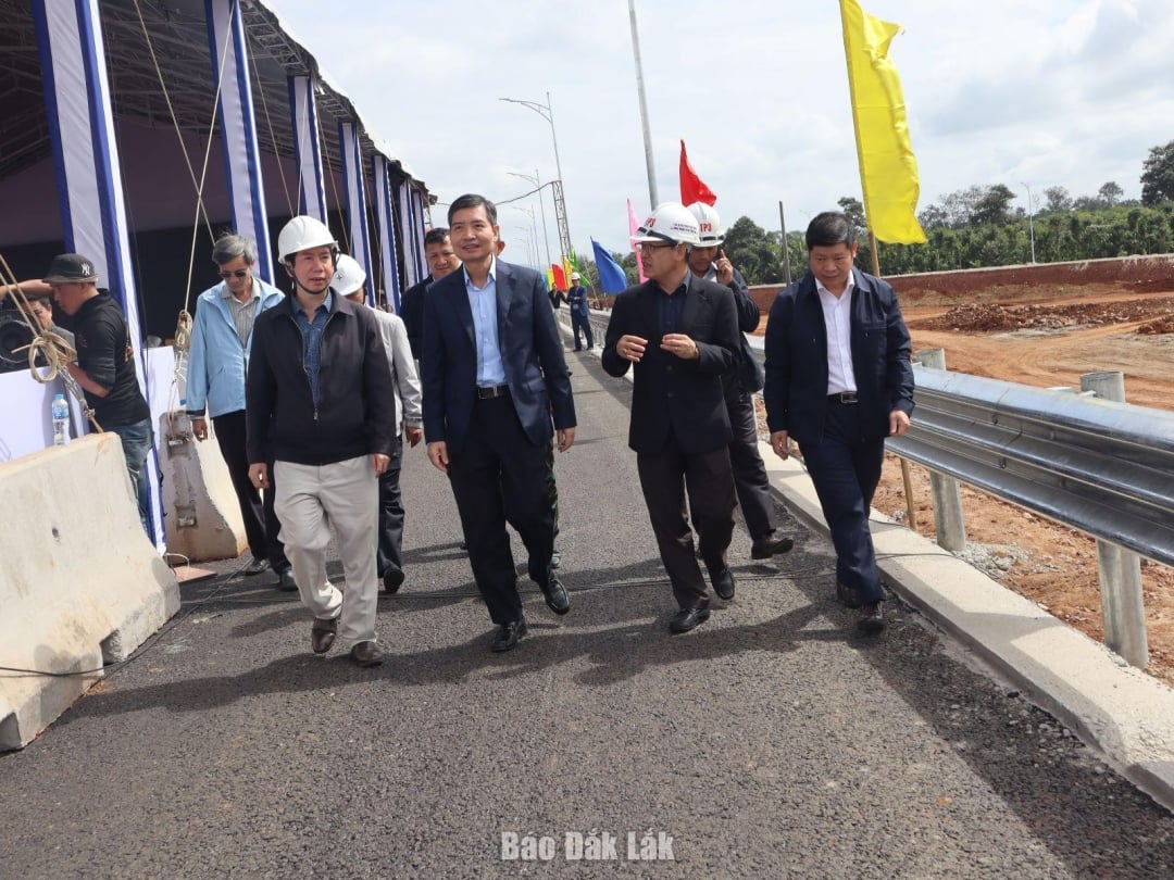 លោក តា អាញ ទួន ប្រធានគណៈកម្មាធិការប្រជាជនខេត្ត បានត្រួតពិនិត្យការរៀបចំសម្រាប់ពិធីសម្ពោធផ្លូវវាងទិសខាងកើត និងការបើកសម្ពោធផ្នែកបច្ចេកទេសនៃសមាសភាគទី 3 នៃគម្រោង។