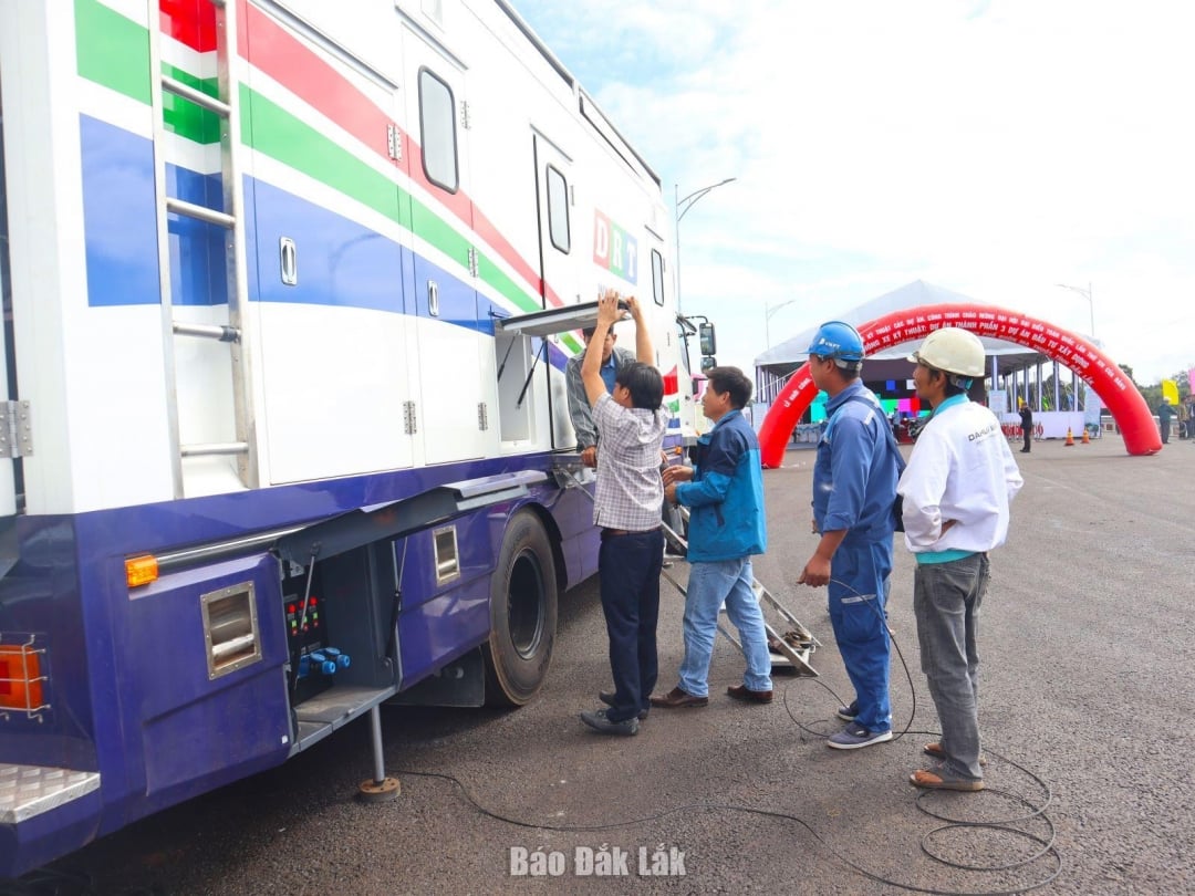 ថ្នាក់ដឹកនាំ បុគ្គលិក និងក្រុមបច្ចេកទេសនៃកាសែត និងវិទ្យុ និងទូរទស្សន៍ខេត្តដាក់ឡាក់ កំពុងរៀបចំឧបករណ៍ និងគ្រឿងបរិក្ខារចាំបាច់ ដើម្បីធានាបាននូវការតភ្ជាប់តាមអ៊ីនធឺណិតសម្រាប់ពិធីនេះ។
