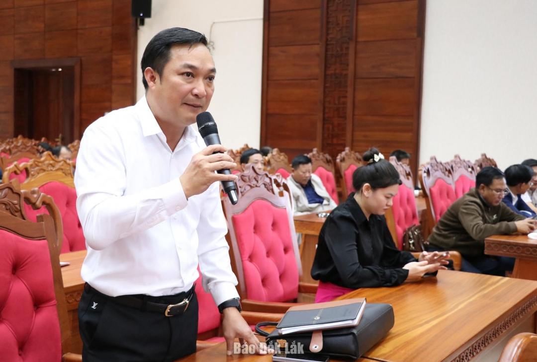 លោក ង្វៀន កុង យុង លេខាធិការគណៈកម្មាធិការបក្ស និងជាប្រធានក្រុមប្រឹក្សាប្រជាជនឃុំ ប៊ុយន ដុង បានថ្លែងសុន្ទរកថានៅក្នុងសន្និសីទ។