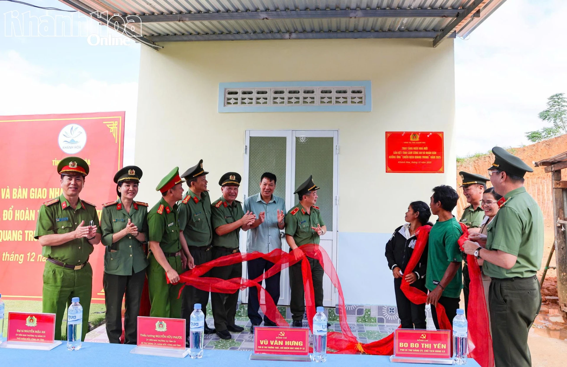 ប្រតិភូនៅក្នុងពិធីសម្ពោធផ្ទះដំបូងដែលត្រូវបានសាងសង់ក្នុងអំឡុងពេល 