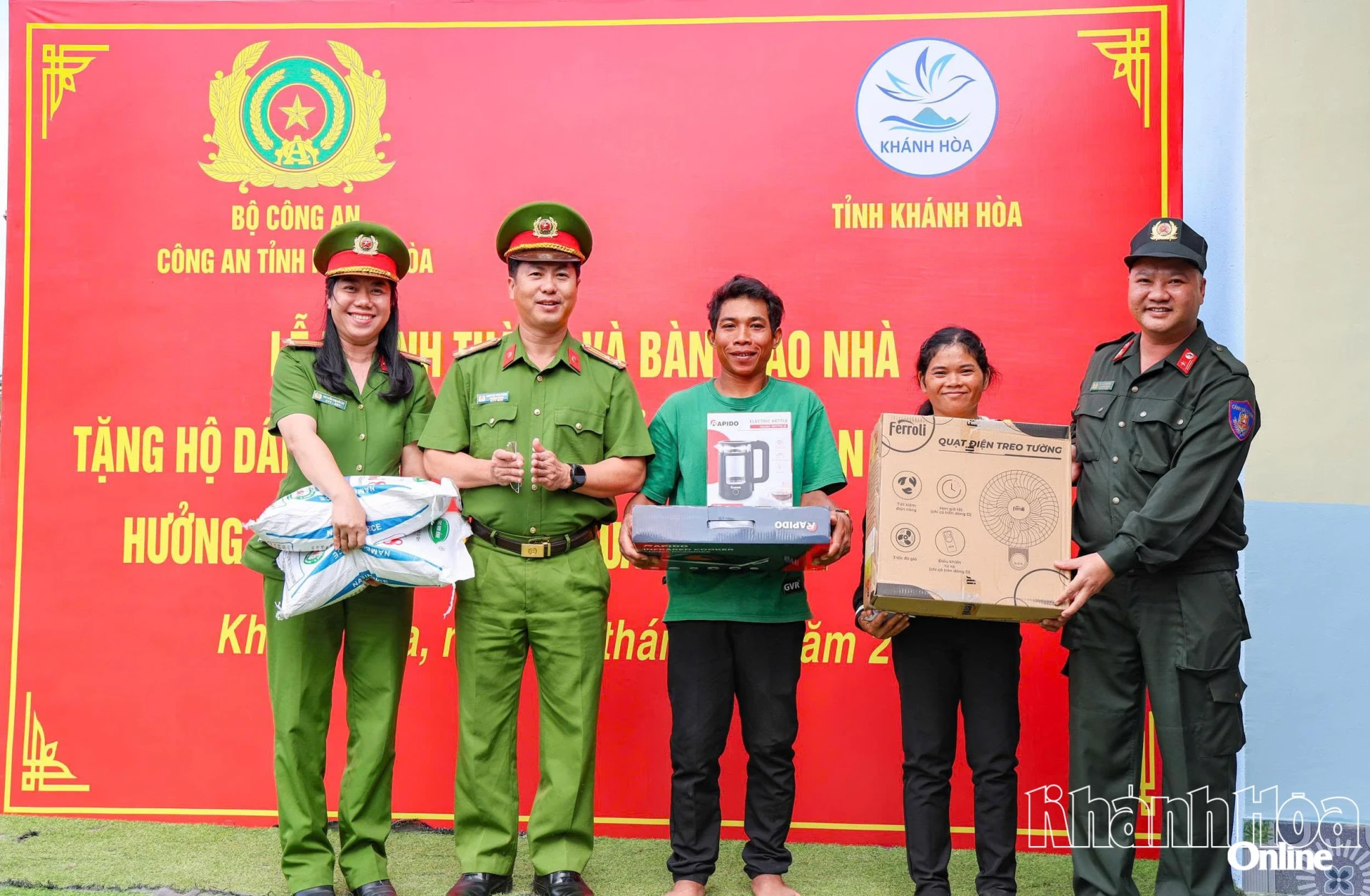 កម្លាំងនគរបាលចល័តបានប្រគល់អំណោយដល់ក្រុមគ្រួសារលោក ម៉ៅ ទ្រឿង។