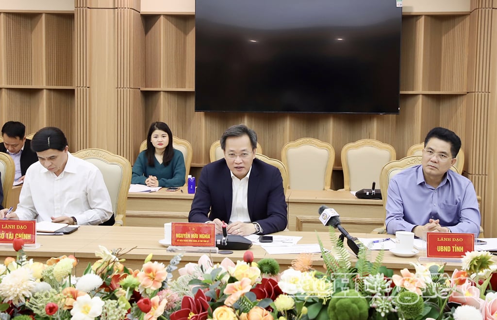 Soudruh Nguyen Huu Nghia, tajemník provinčního výboru strany, pronesl na pracovním zasedání projev.