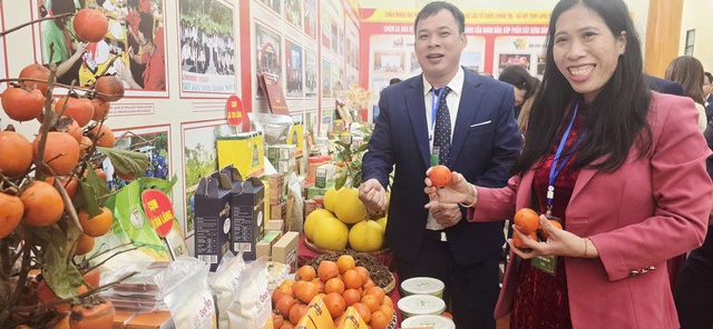 Ženy z Lang Son předvádějí místní speciality na provinčním farmářském kongresu - Foto 1. Phụ nữ xứ Lạng khoe đặc sản vùng cao tại Đại hội Nông dân tỉnh- Ảnh 1.