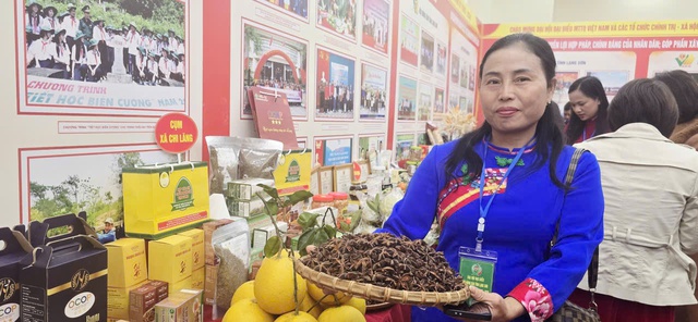 Ženy z Lang Son předvádějí místní speciality na provinčním farmářském kongresu - Foto 2. Phụ nữ xứ Lạng khoe đặc sản vùng cao tại Đại hội Nông dân tỉnh- Ảnh 2.